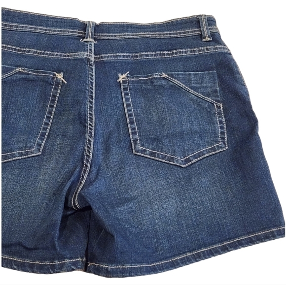 WOMEN'S Lee Modern Series Midrise Fit 5" Dark Wash Shorts, size 12 - Picture 7 of 12